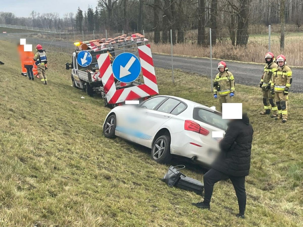 Na S5 koło Kościana kierowca osobówki uderzył w pojazd służby drogowej