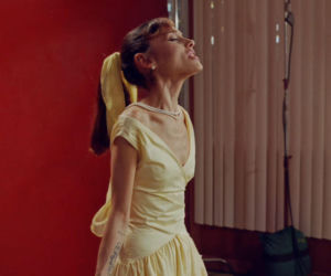 Ariana Grande w teledysku do petal