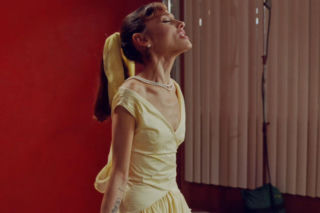 Ariana Grande w teledysku do petal