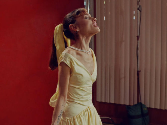 Ariana Grande w teledysku do "petal"