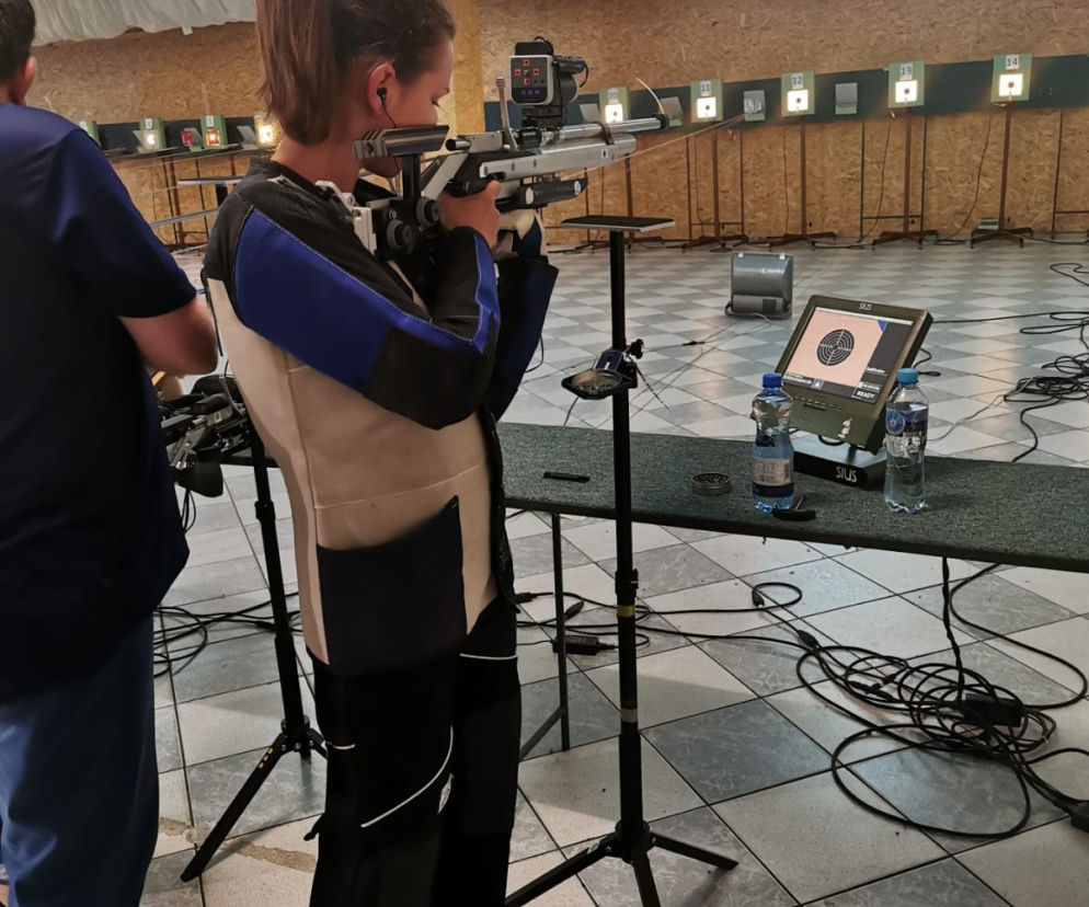 Katarzyna Orzechowska szykuje się do startu w Mistrzostwach Polski w strzelectwie pneumatycznym