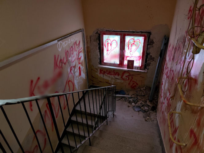 Zdemolował klatkę schodową na osiedlu Kalinowym