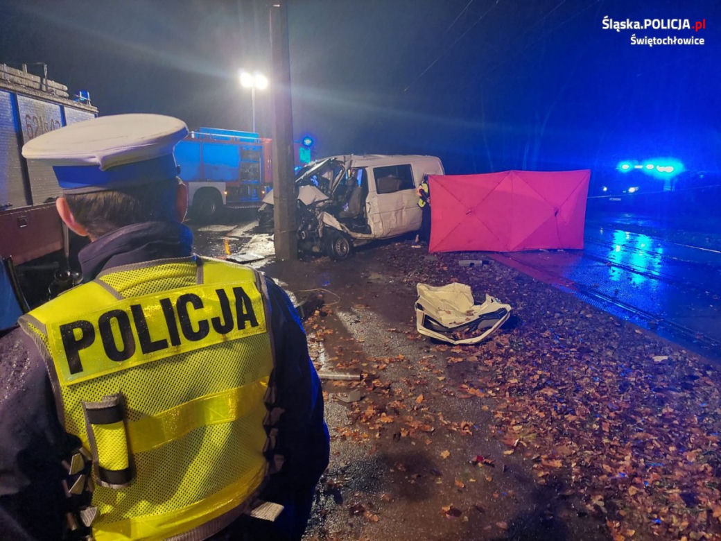Bus nie miał szans z tramwajem. Zginął kierowca Volkswagena