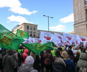 Protest pracowników ZUS w Warszawie przed Ministerstwem Finansów