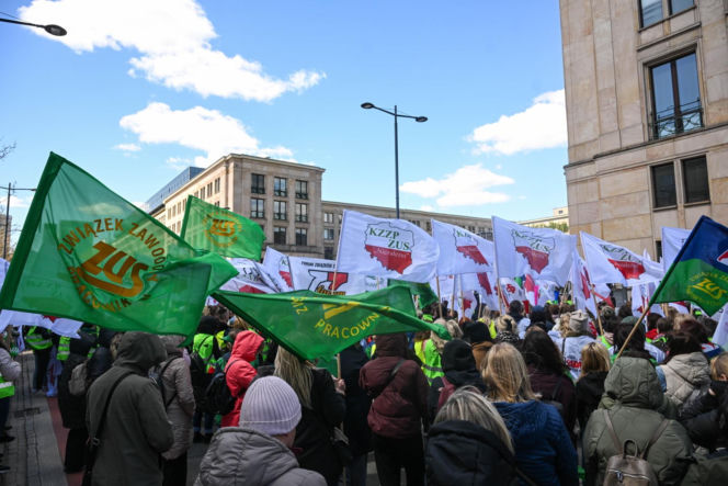 Protest pracowników ZUS w Warszawie przed Ministerstwem Finansów