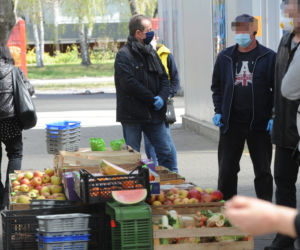 Marszałek Grodzki robi zakupy na bazarku