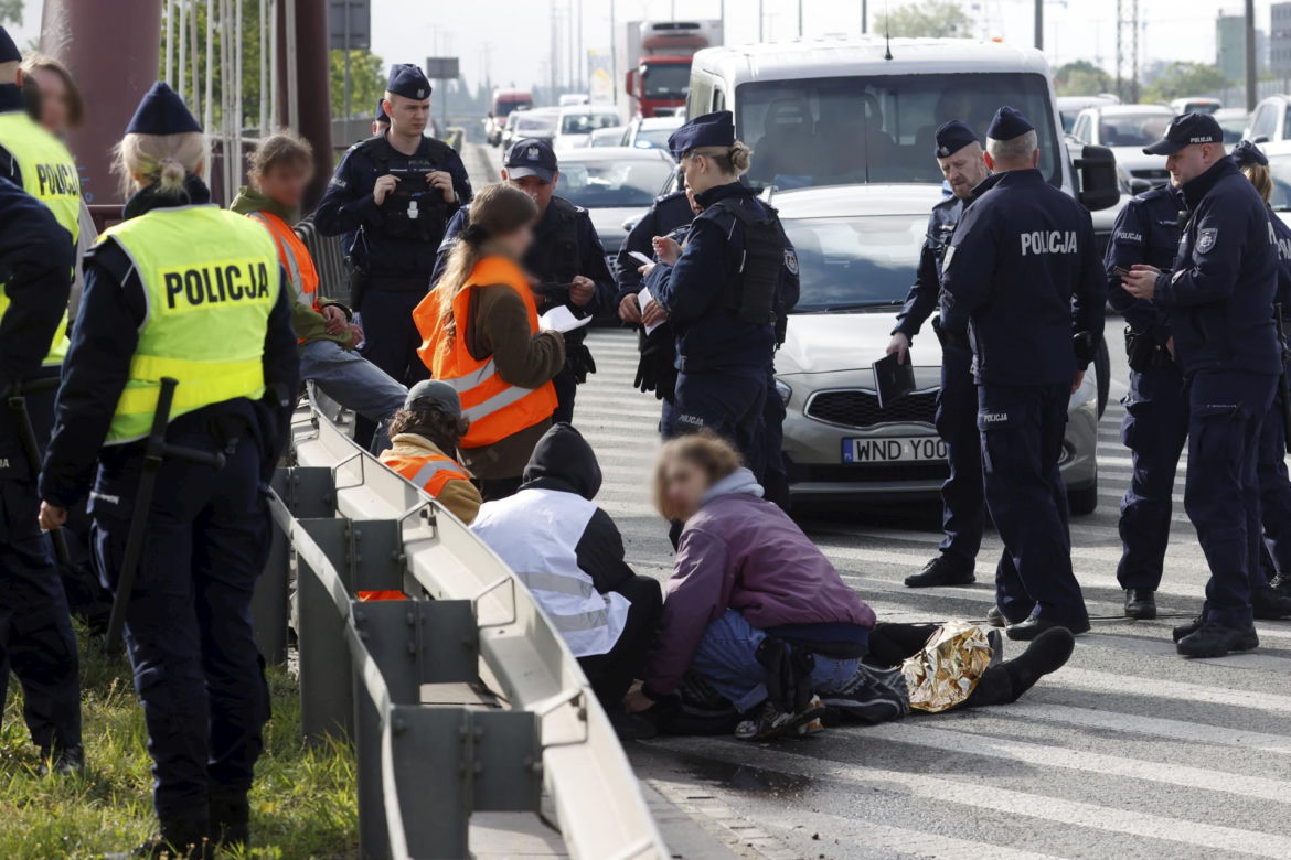 Aktywiści znów blokują Warszawę. Przykleili się do mostu, interweniowało pogotowie