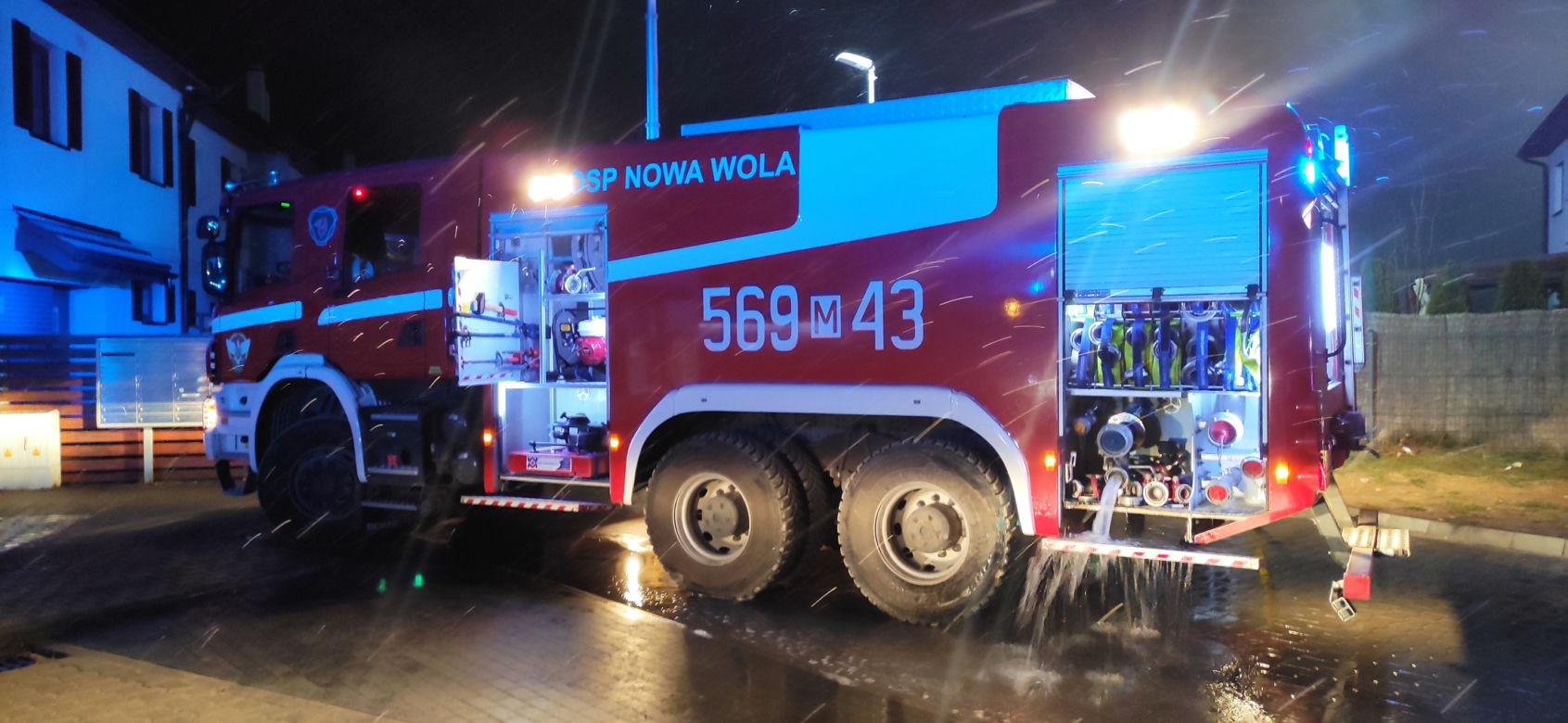 Ogromne kłęby dymu i płomienie. Cztery domy pod Piasecznem uległy uszkodzeniu w pożarze