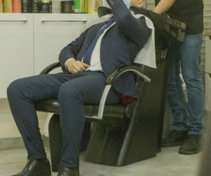 Robert Biedroń u fryzjera