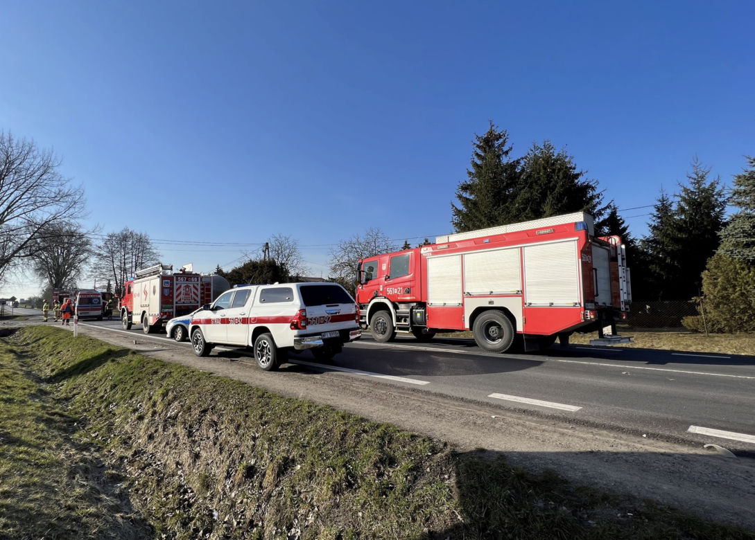 Makabryczny wypadek w Coniewie. Czołowo zderzyła się osobówka z ciężarówką. Nie żyje jedna osoba