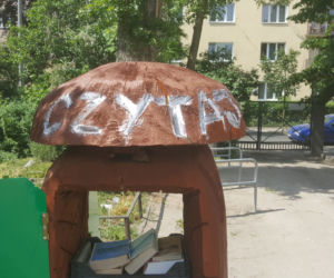 Półki bookcrossingowe w Ogrodzie Botanicznym UKW