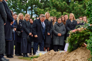 Na Wspólnej, odc. 4268. Monika (Sylwia Gliwa), Włodek (Mieczysław Hryniewicz), Renata (Marta Jankowska), Żaneta (Anna Guzik), Wojtek (Wojciech Błach), Mania (Zuzanna Kaszuba), Helena (Małgorzata Peczyńska), Kasia (Julia Chatys)