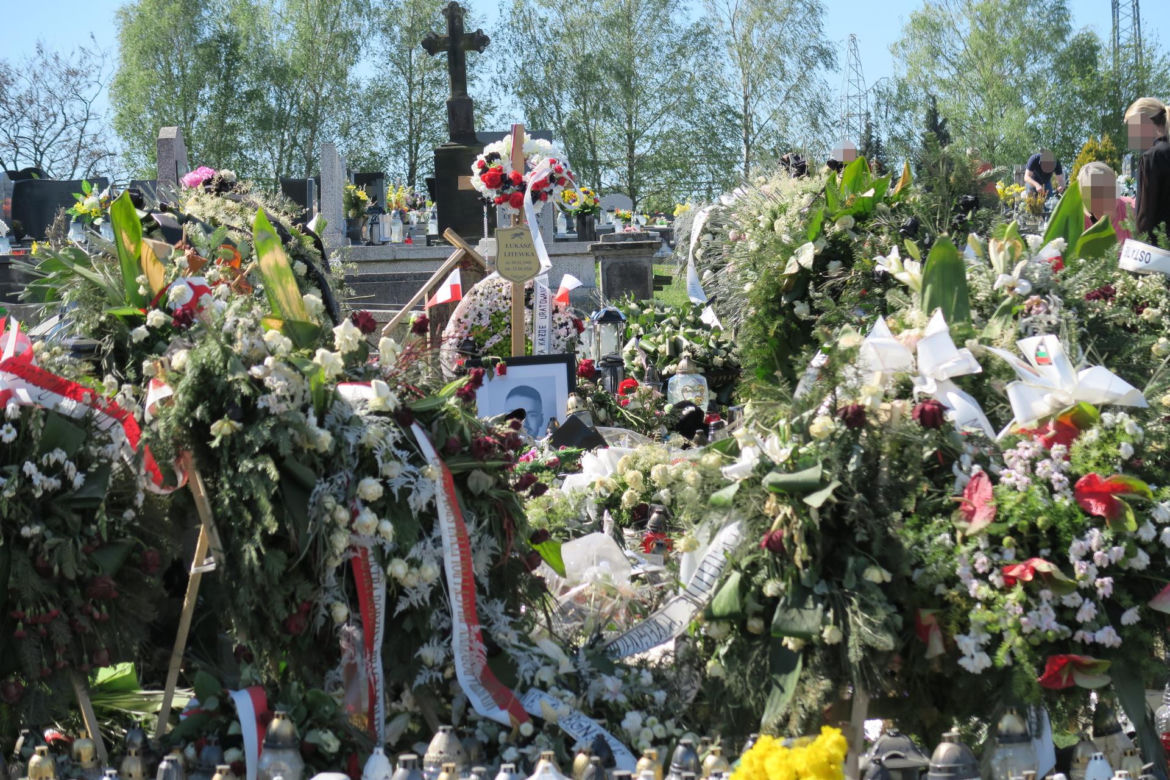 Tak wygląda grób Łukasza Litewki po pogrzebie. Ocean zniczy i kwiatów. "Ślij mi czasem uśmiech z nieba"