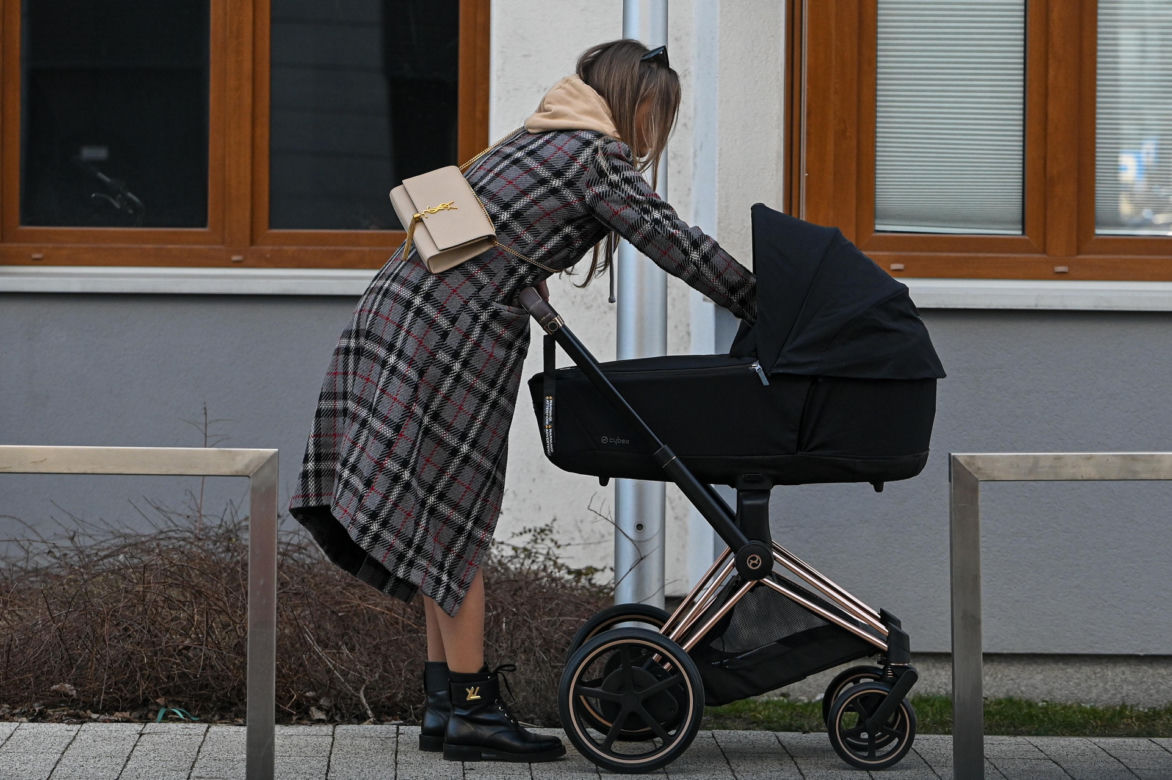 Joanna Opozda  wyszła z dzieckiem na pierwszy spacer 