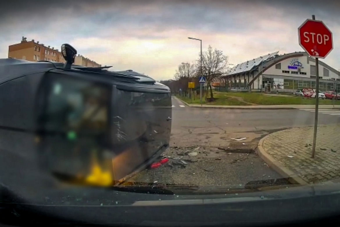 Przerażający wypadek w Żaganiu. 18-latka z Żagania zignorowała znak "stop" [ZDJĘCIA].