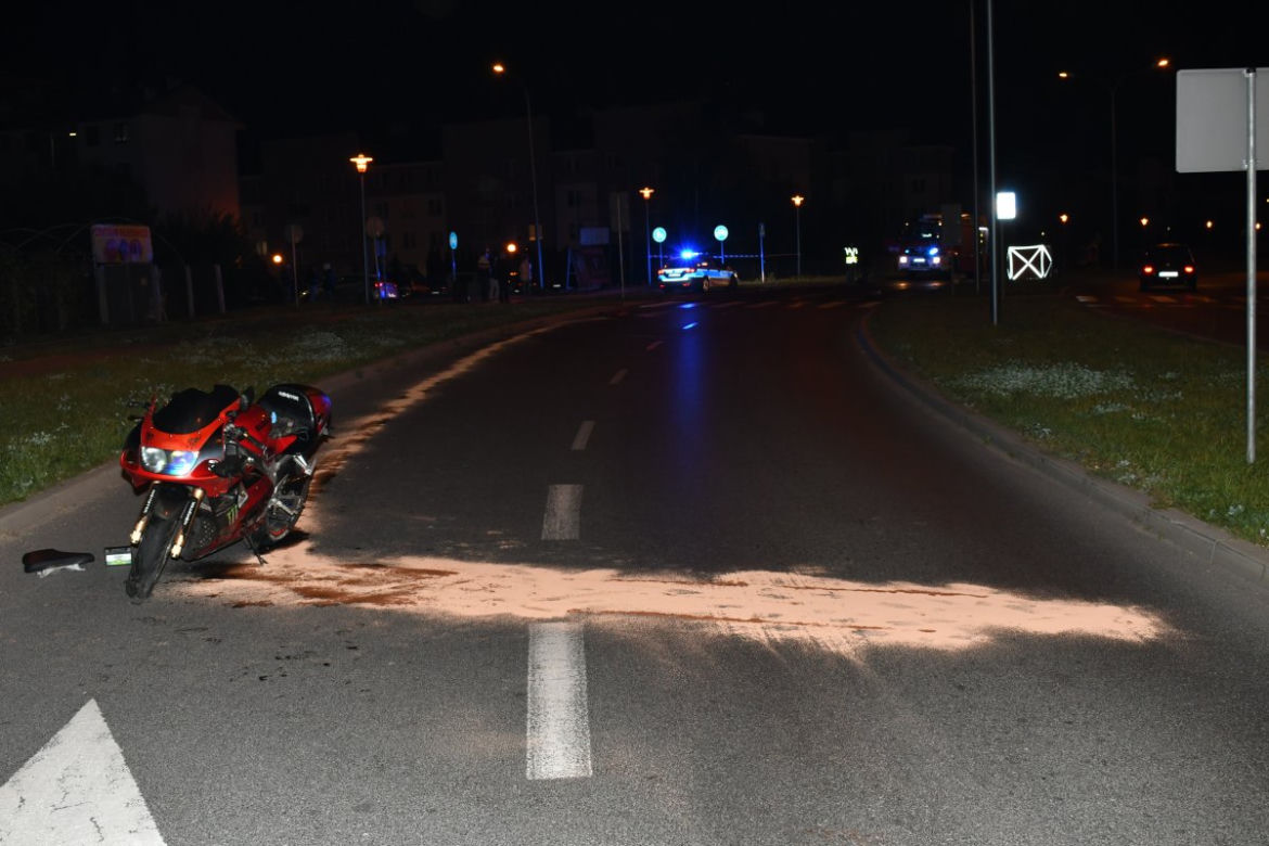 Ciechanów. Nie żyje motocyklista, kierowca zakleszczony w aucie! Strażacy rozcięli pojazd [ZDJĘCIA]