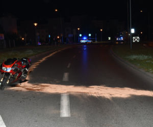 Ciechanów. Nie żyje motocyklista, kierowca zakleszczony w aucie! Strażacy rozcięli pojazd [ZDJĘCIA]