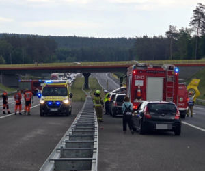 Zderzenie trzech aut na S7 pod Rychnowem. Na miejsce wezwano śmigłowiec LPR