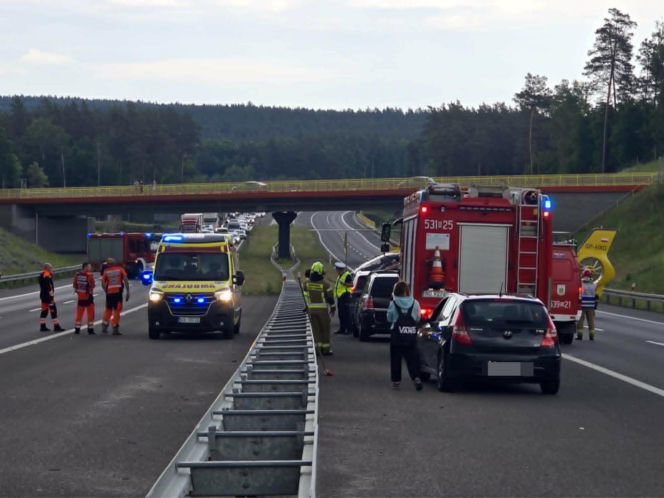 Zderzenie trzech aut na S7 pod Rychnowem. Na miejsce wezwano śmigłowiec LPR