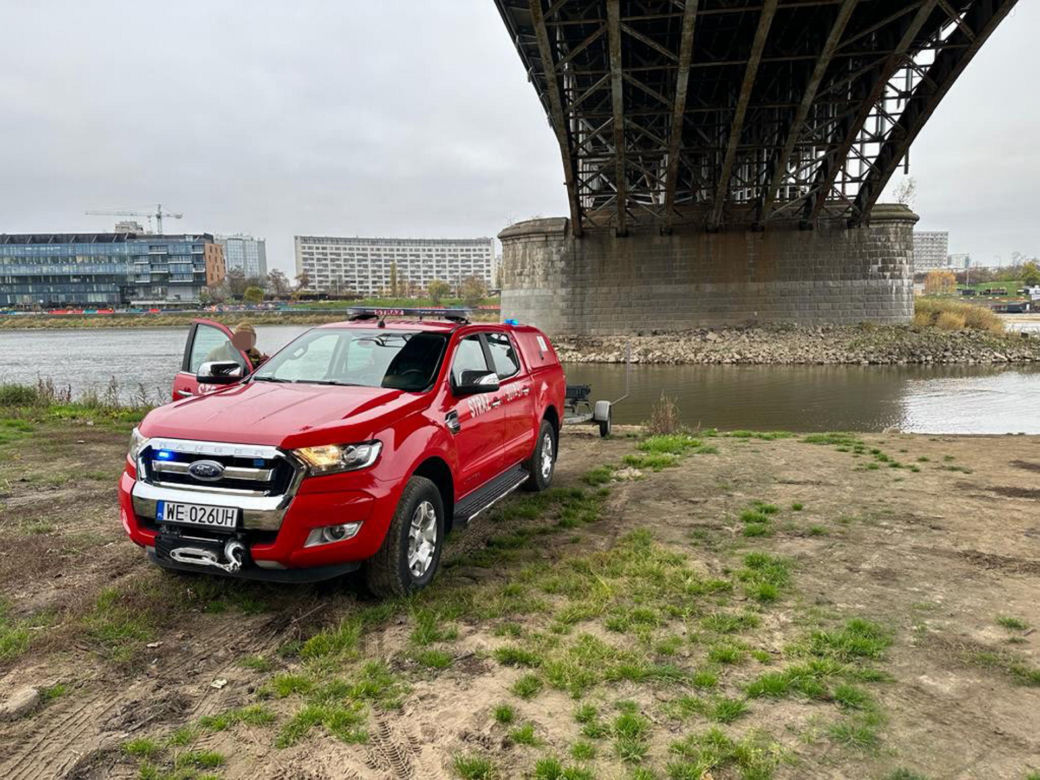 Tragedia na moście Poniatowskiego. Mężczyzna wpadł do Wisły. Trwa akcja ratunkowa