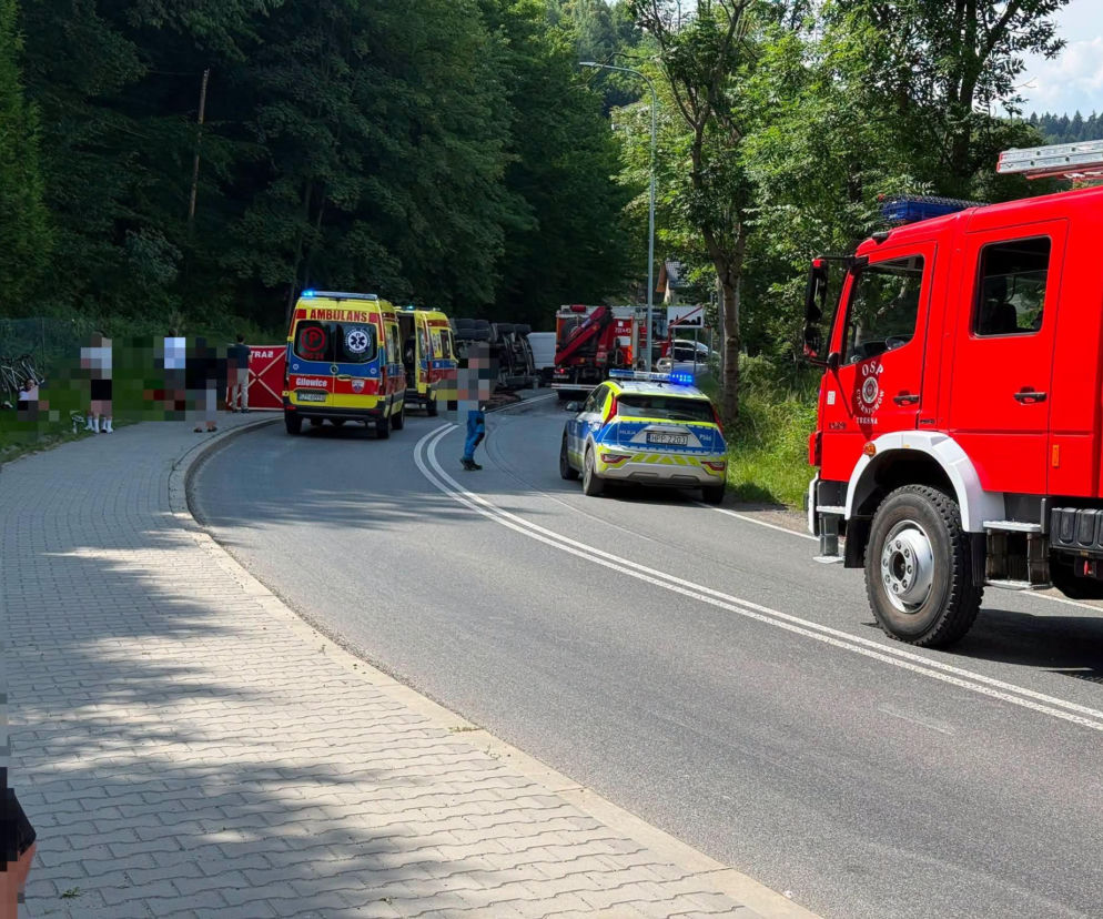 Służby ratunkowe na miejscu śmiertelnego wypadku w Czernichowie. O tragedii na drodze 948 przeczytasz na Eska Śląskie.