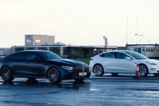 Mercedes-AMG GT 4-Door Coupe vs. Tesla Model 3. Który sedan okazał się najszybszy? - WIDEO
