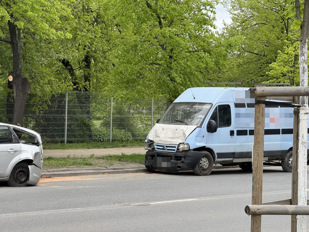 Drogowe domino w Warszawie. Dziewięć aut rozbitych. Kierowca zasnął za kierownicą?