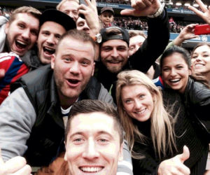 Robert Lewandowski, Bayern: Dwie bramki Lewego to zasługa żony! Anna Lewandowska na trybunach! ZDJĘCIA