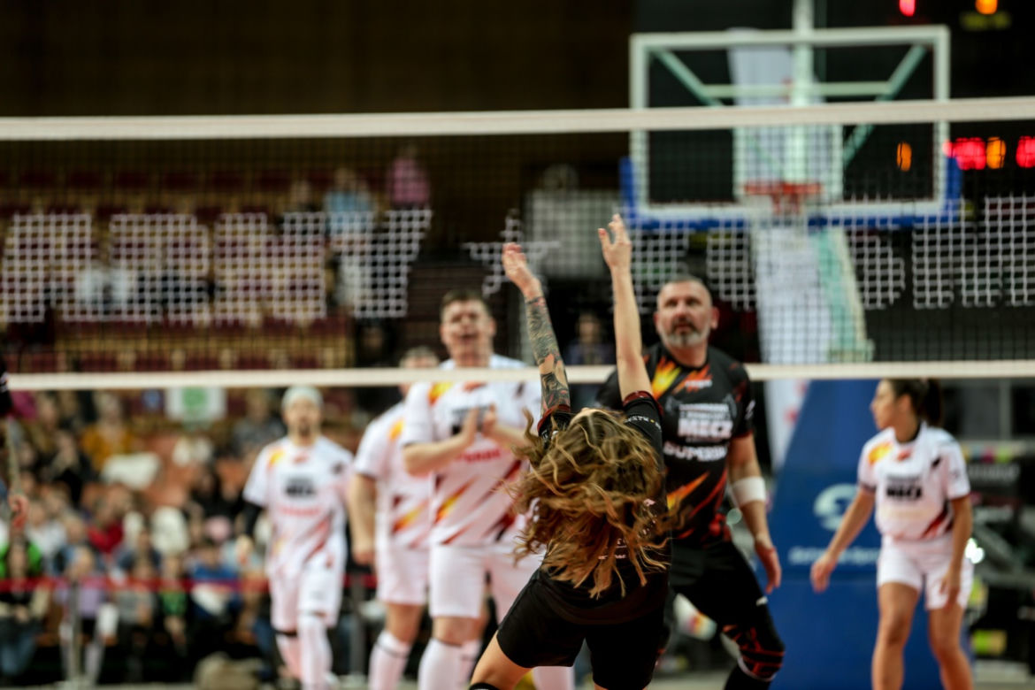 Legendarny Kosmiczny Mecz z Aniołami w Spodku: Gwiazdy zagrały dla Domu Aniołów Stróżów 