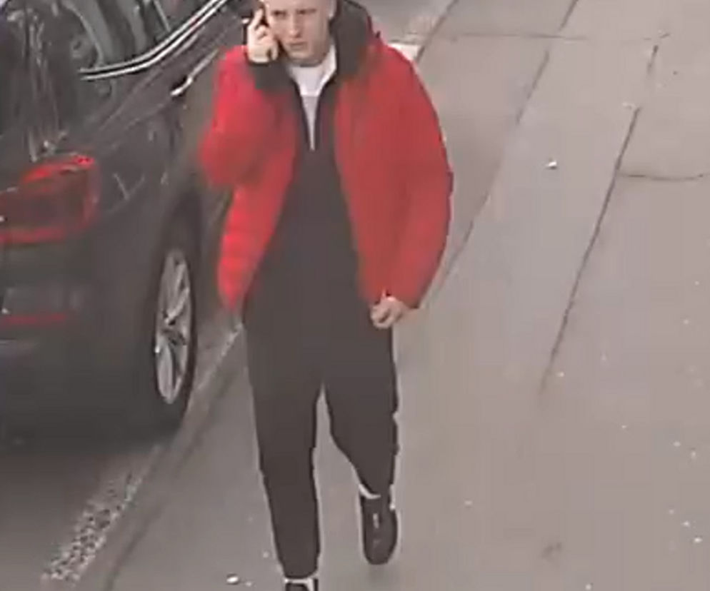 Ten mężczyzna oszukuje na policjanta