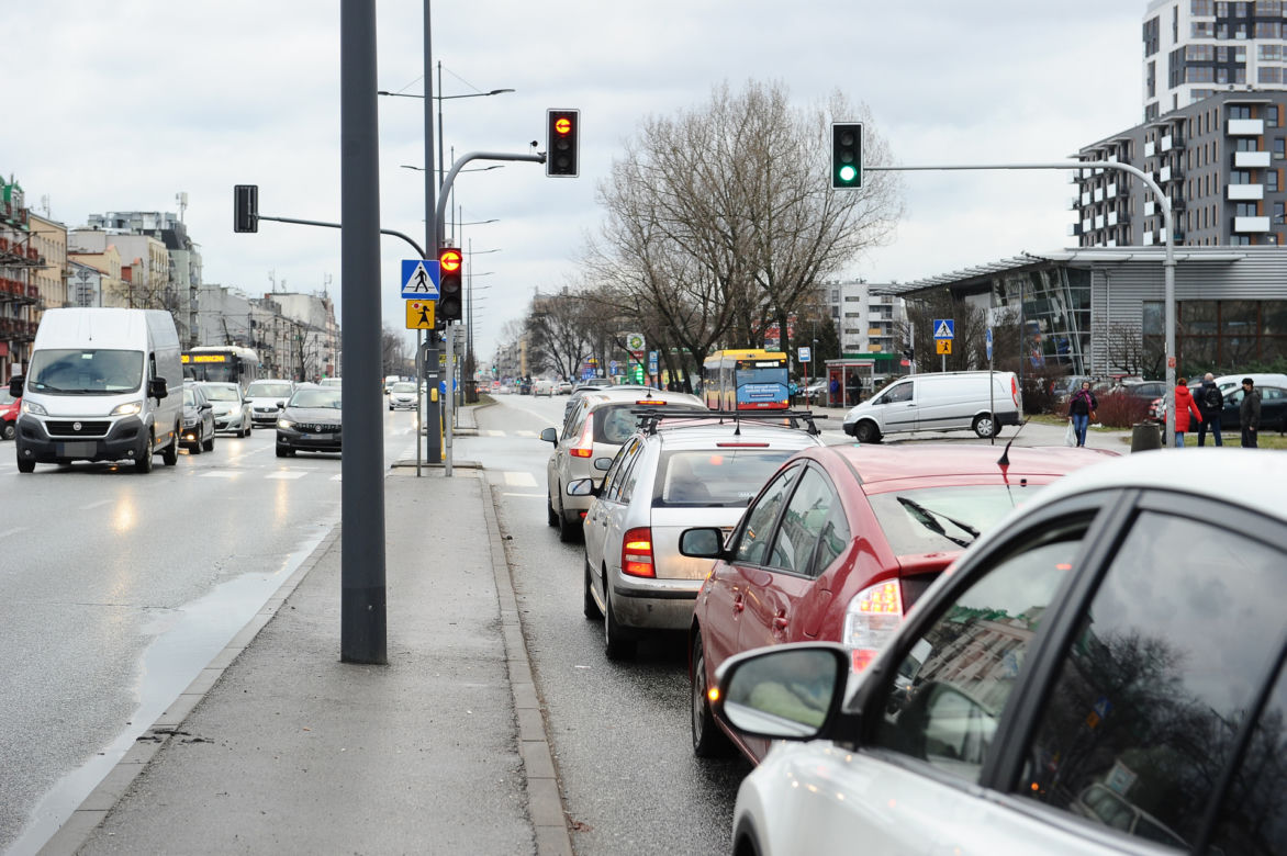 Zielona fala zatrzymała pieszych i samochody