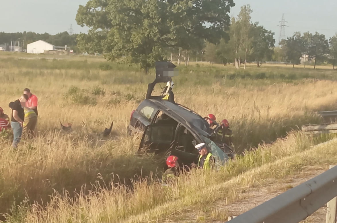 Wyleciał za barierki, ściął latarnię i dachował. Koszmarny wypadek na trasie S8. Nie żyje 38-letni mężczyzna