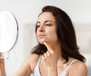 Podskórna kaszka na brodzie zniknie w kilka dni. Ten jeden tani kwas rozpuszcza grudki lepiej niż peelingi