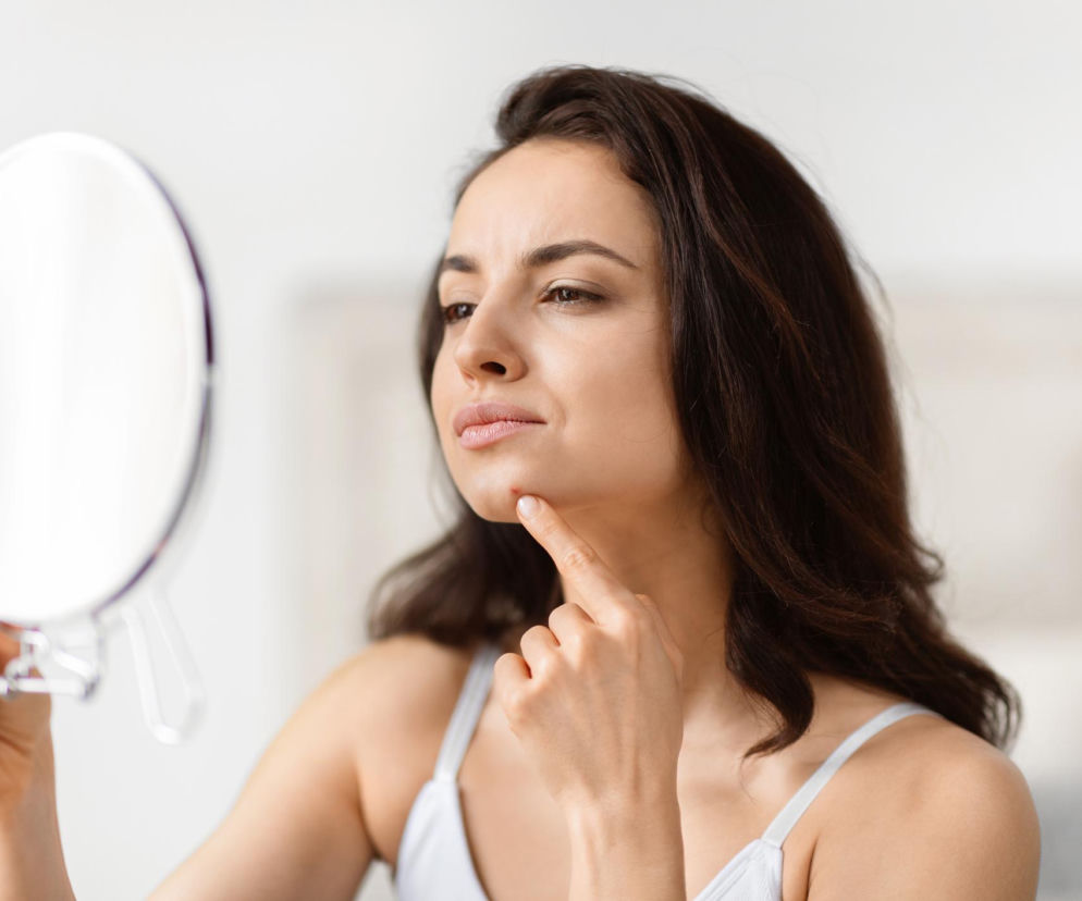 Podskórna kaszka na brodzie zniknie w kilka dni. Ten jeden tani kwas rozpuszcza grudki lepiej niż peelingi