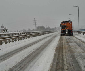 Atak zimy w Świętokrzyskiem. Śnieg i trudne warunki drogowe 23 Listopada 2025