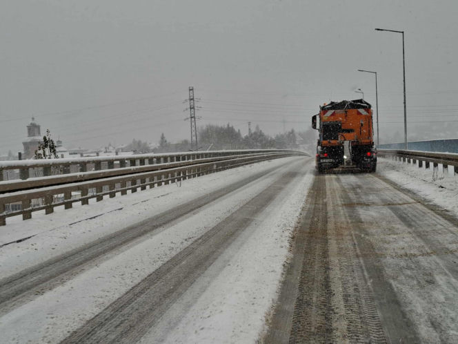 Atak zimy w Świętokrzyskiem. Śnieg i trudne warunki drogowe 23 Listopada 2025