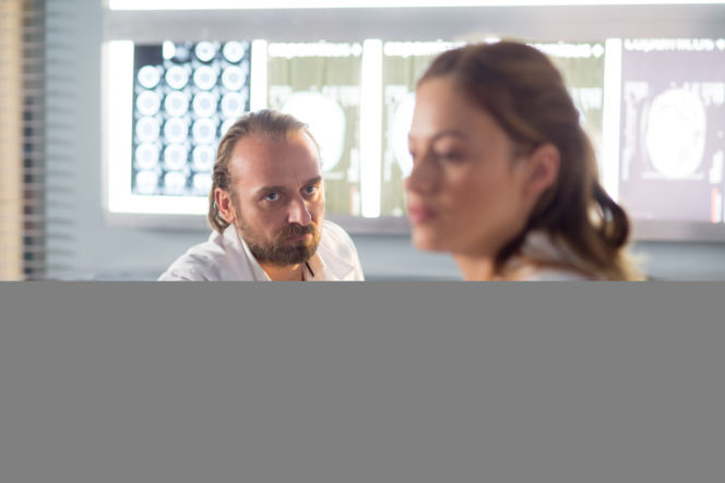 Lekarze 4 odcinek 6 Michał Karkoszka (Wojciech Mecwaldowski) Alicja (Magdalena Różczka)