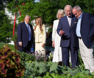 Król Karol i królowa Kamila u Trumpów. Melania dała im herbatę, a potem pokazała pasiekę w kształcie Białego Domu