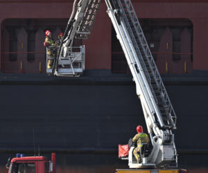 Pożar statku w Nowym Porcie w Gdańsku. Jednostka pływa pod banderą Cypru, a na jej pokładzie przebywało 25 członków załogi