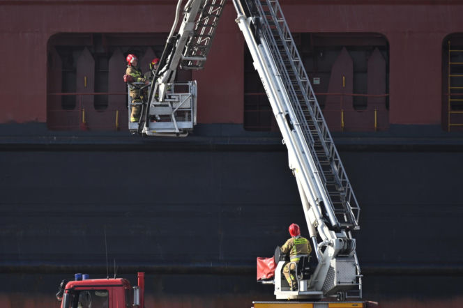 Pożar statku w Nowym Porcie w Gdańsku. Jednostka pływa pod banderą Cypru, a na jej pokładzie przebywało 25 członków załogi