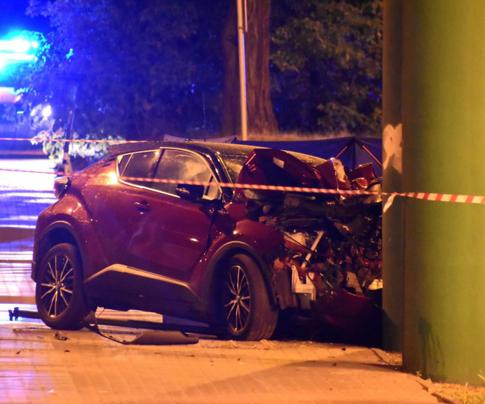 Roztrzaskał toyotę o betonowy filar
