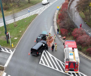 Wypadek karawanu wiozącego trumnę z ciałem. Szok w Warszawie