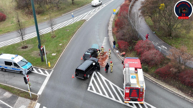Wypadek karawanu wiozącego trumnę z ciałem. Szok w Warszawie