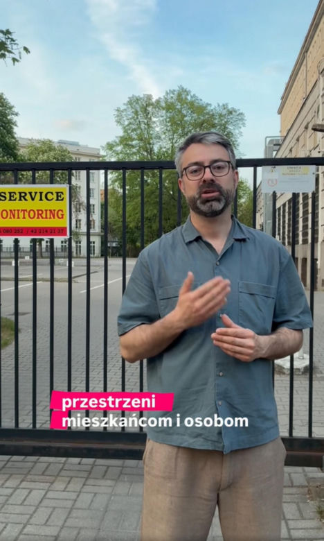 Radny chce oddać mieszkańcom parking przed urzędem dzielnicy. „Więcej szkody niż pożytku”