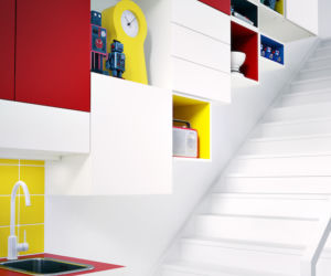 BIała kuchnia IKEA, aranżacja na ścianie ze schodami
