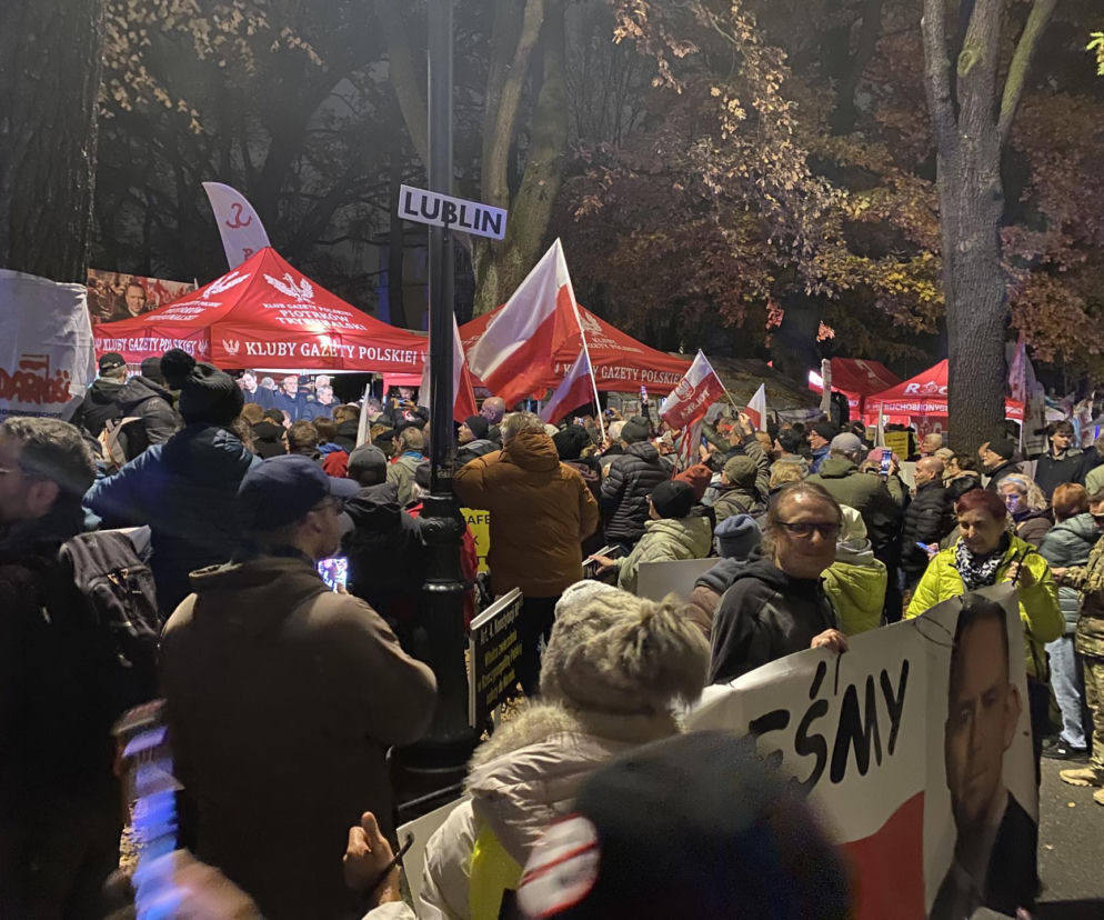 Tłum protestujących z flagami Polski i transparentami w nocy. O interwencji policji pod TK przeczytasz w serwisie Eska.