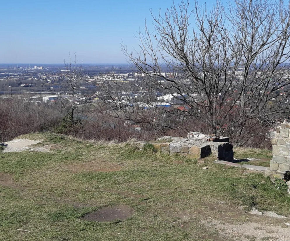 Kamienne ruiny zamku na Górze św. Marcina, w tle panorama Tarnowa. O badaniach archeologów pisze Eska Tarnów.