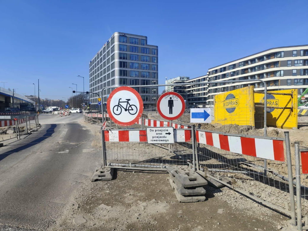 W Krakowie rowerzystka zginęła pod kołami ciężarówki. Zaskakująca decyzja w sprawie kierowcy