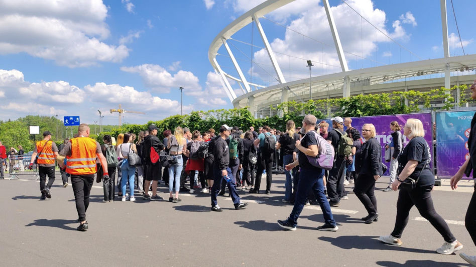 Długie kolejki i tłum fanów przed koncertem Metaliki