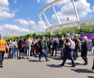 Długie kolejki i tłum fanów przed koncertem Metaliki
